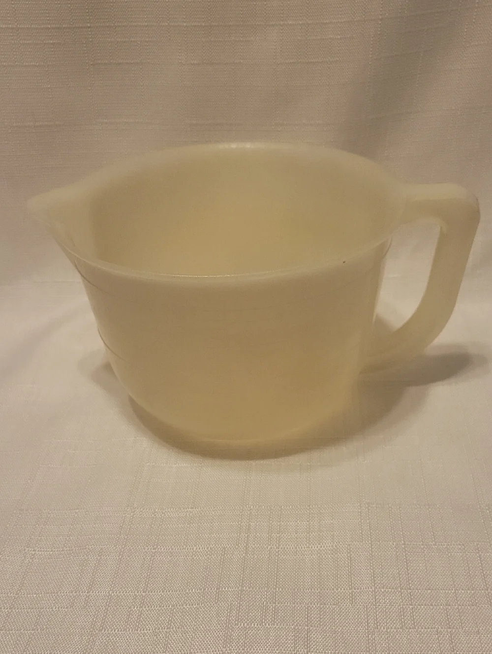 Vintage 4 Cup Cream Plastic Measuring Cup with Handle